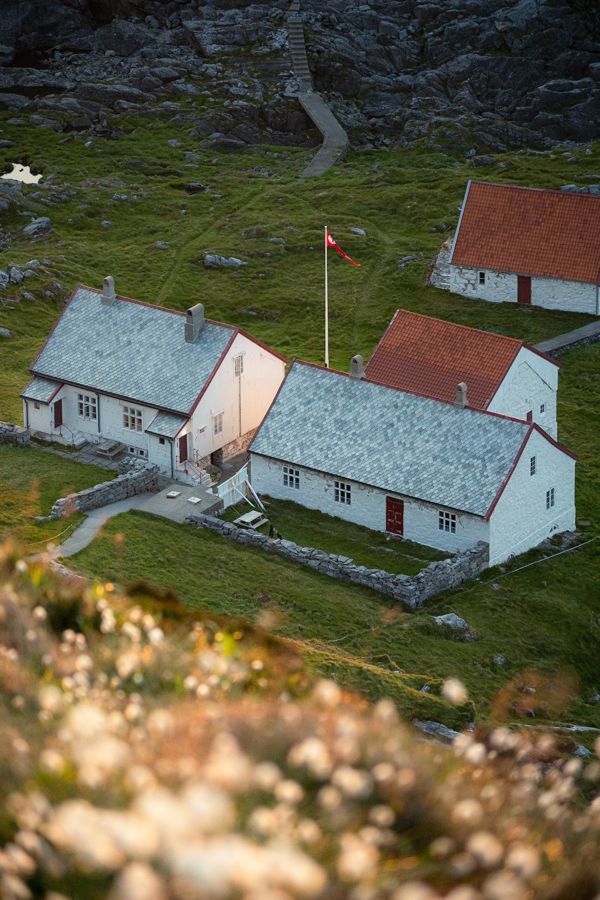 Hvite hus på Sunnmørskysten