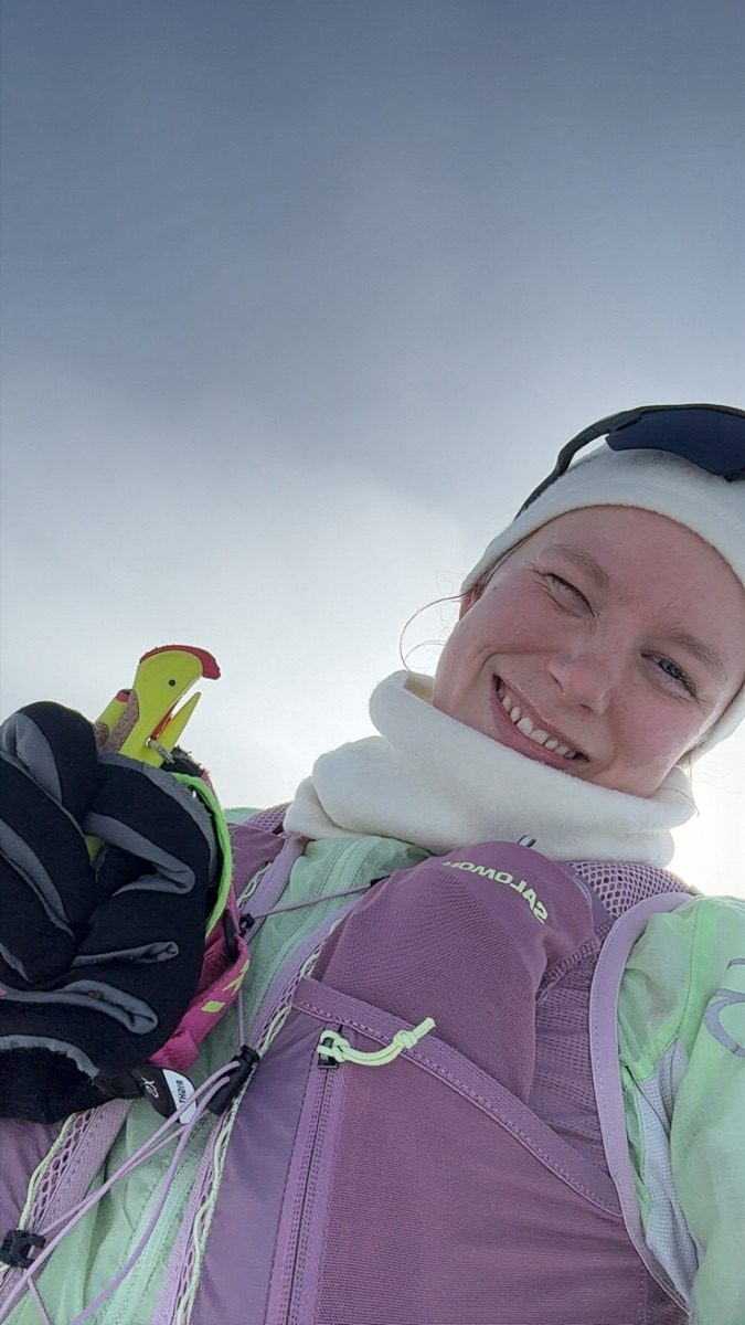 Sara ute på skitur